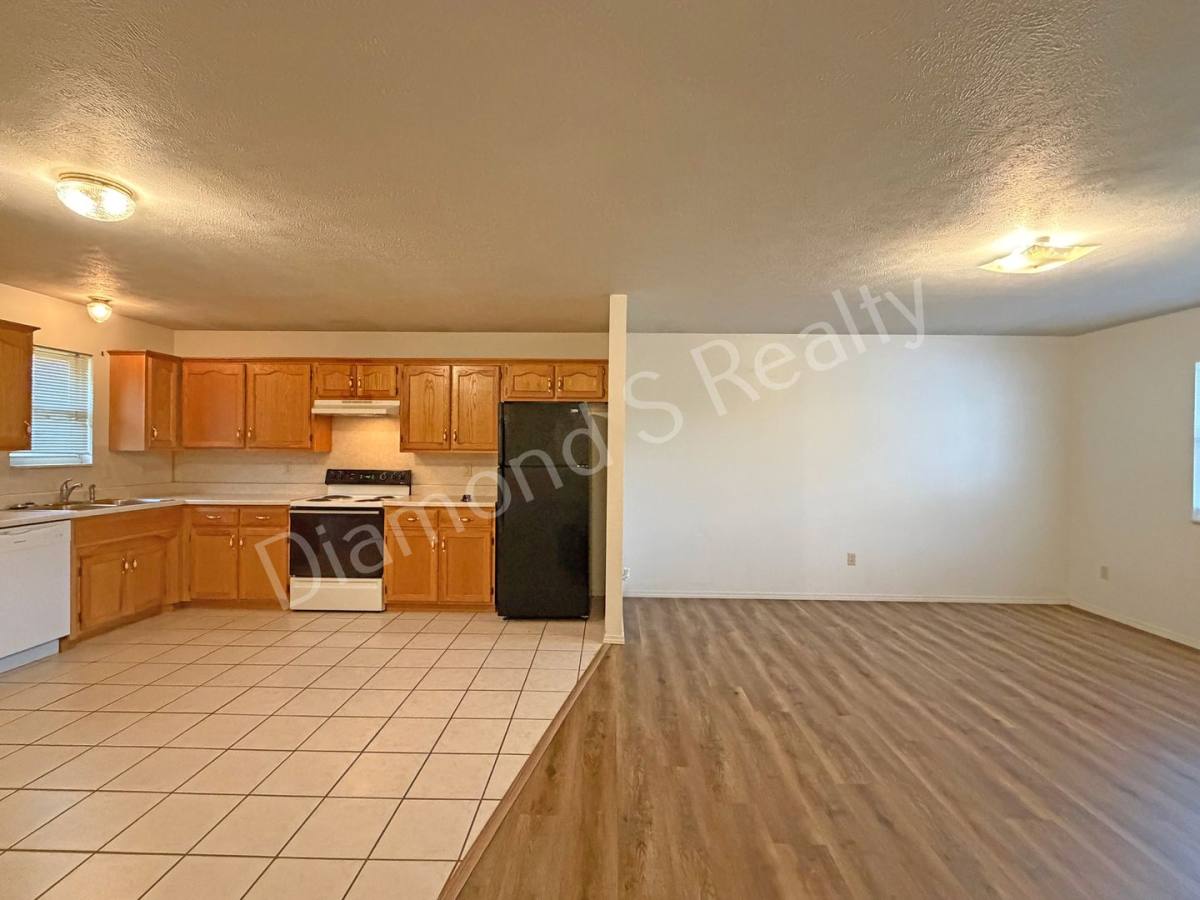 Townhouse for rent at 422 S Washington Ave, Walnut Grove, MO 65770