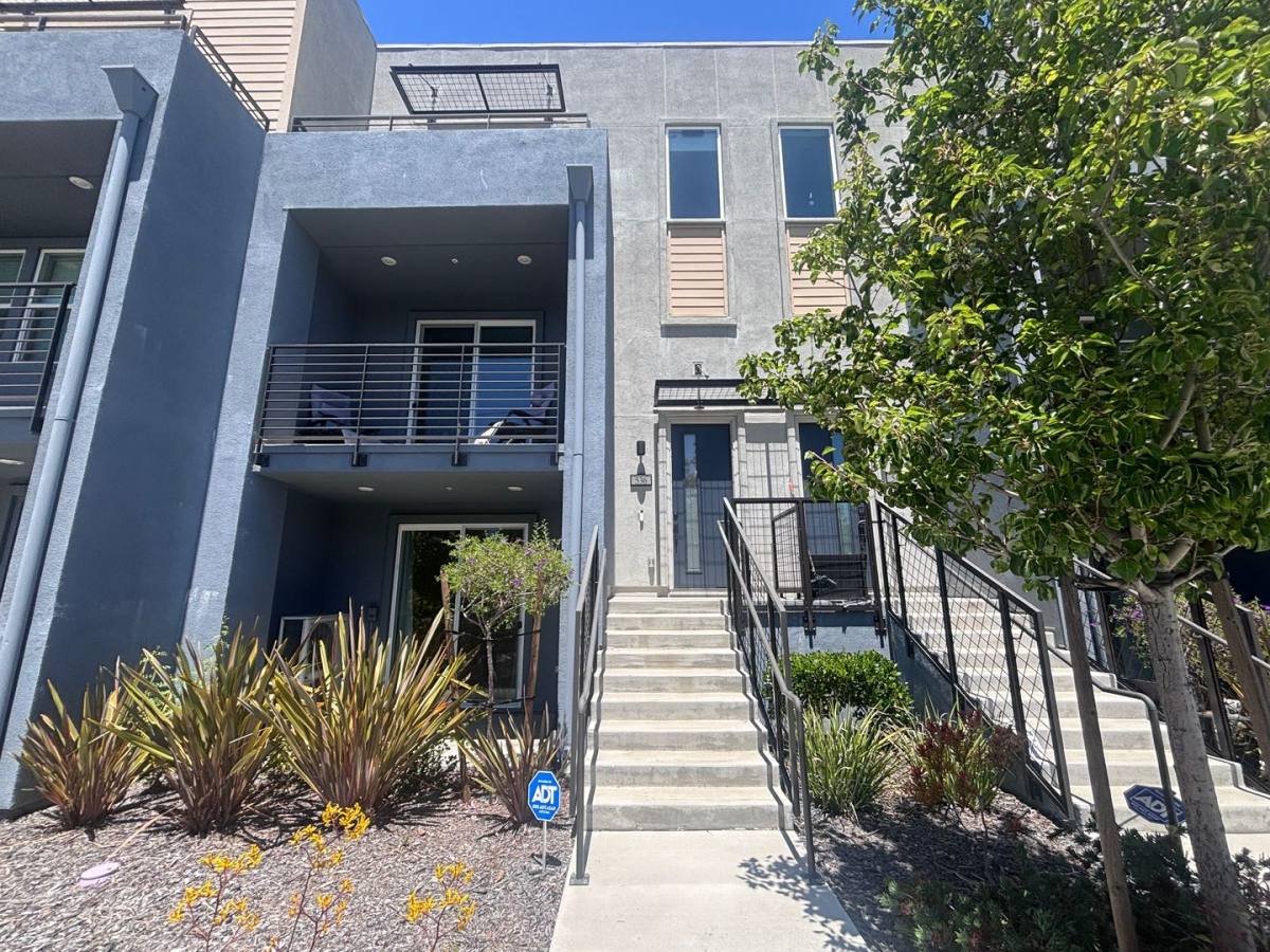 Townhouse for rent at 536 Oak Ridge Lane, Alameda, CA 94501