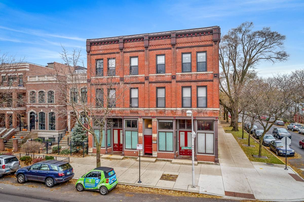 Apartment for rent at 2954 N Racine Ave, Chicago, IL 60657