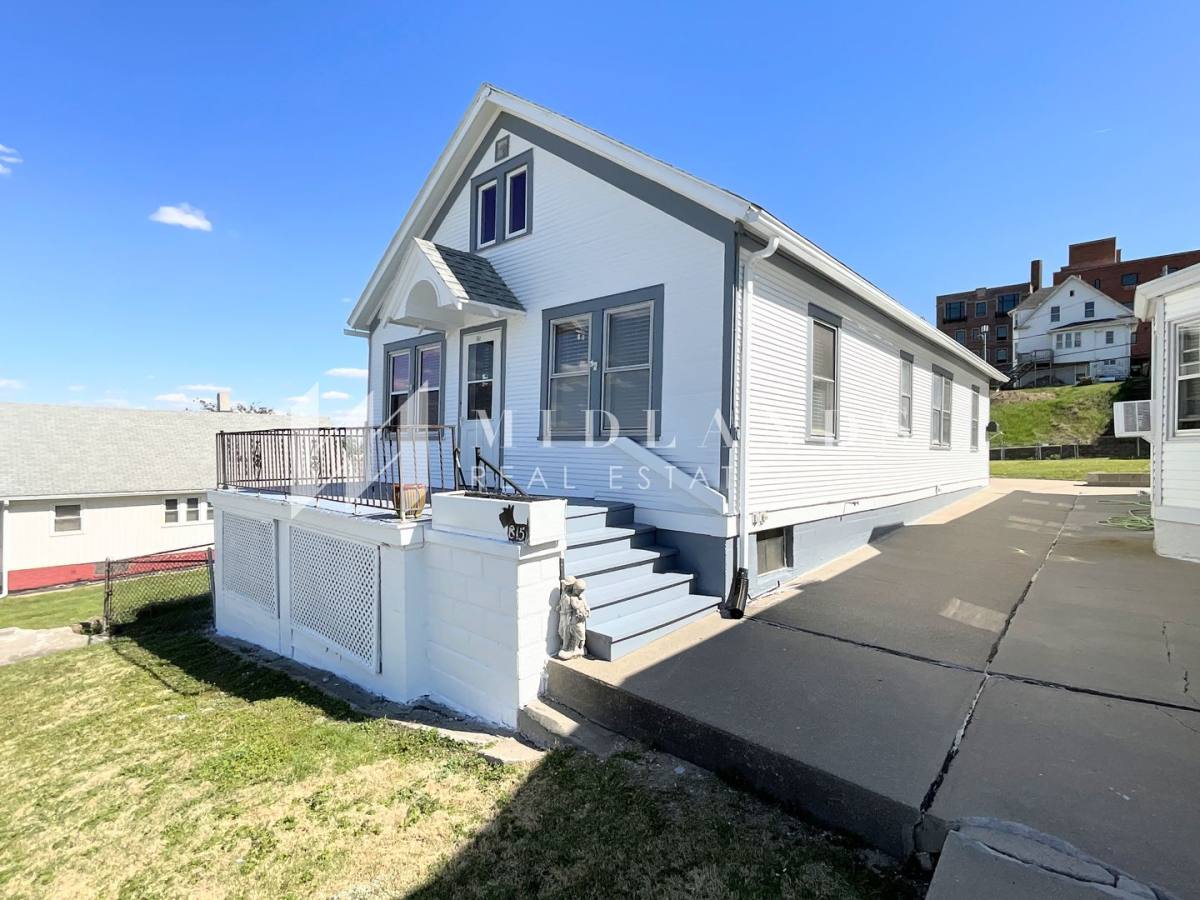 House for rent at 815 Pierce St, Omaha, NE 68108