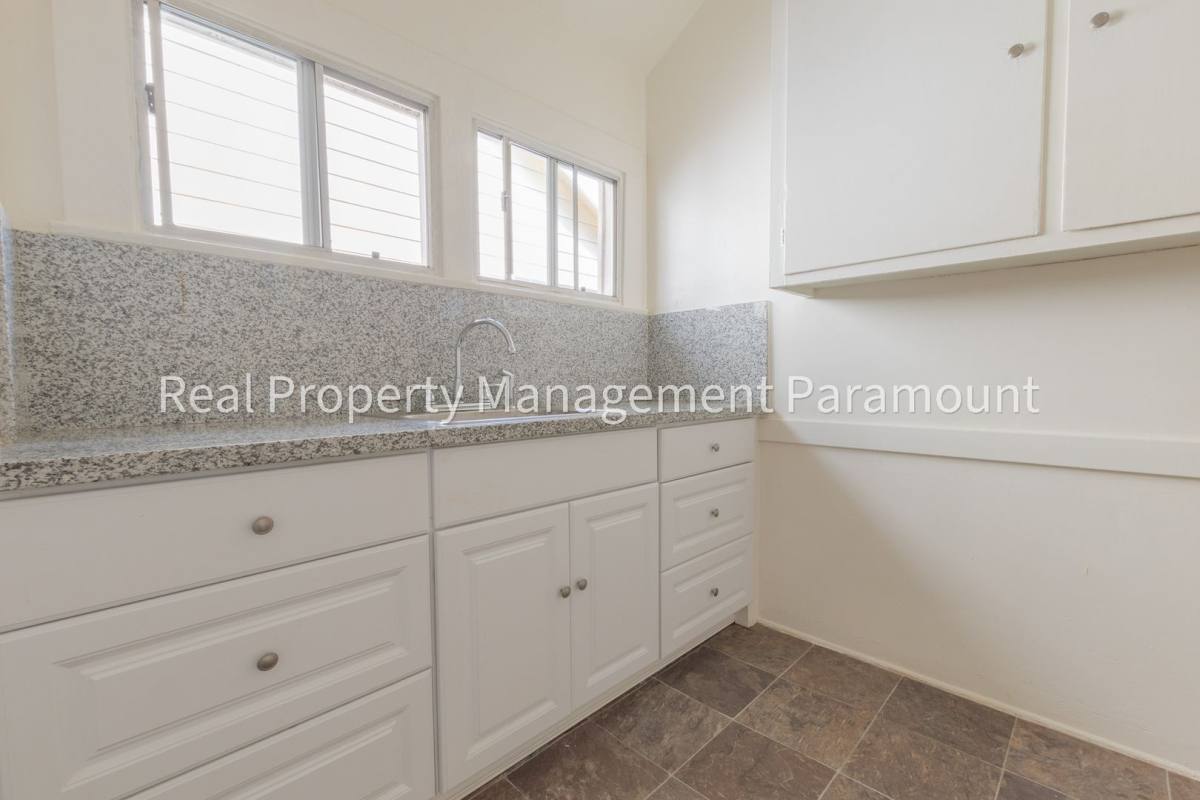Apartment for rent at 333 W 57th St, Los Angeles, CA 90037