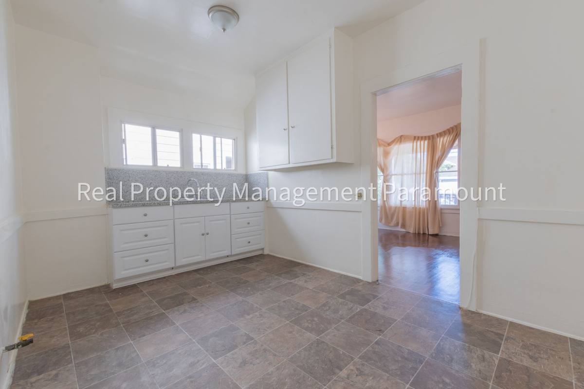 Apartment for rent at 333 W 57th St, Los Angeles, CA 90037