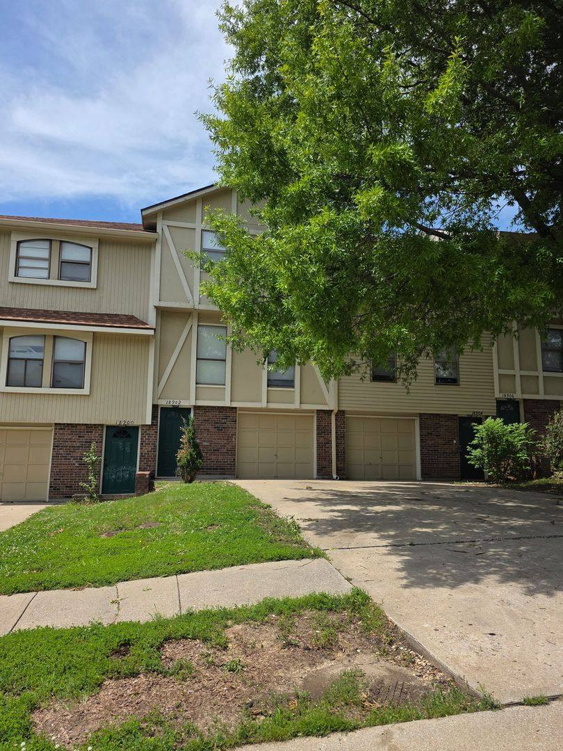 House for rent at 18902 Manor Dr, Independence, MO 64058