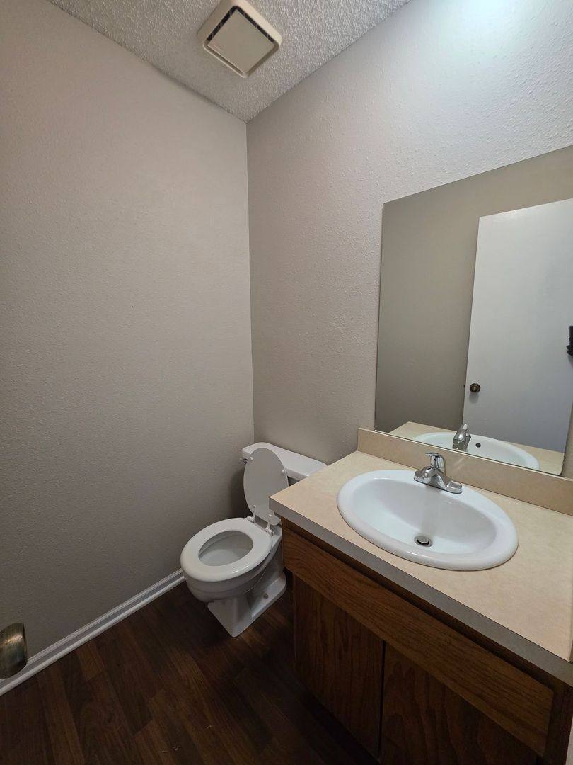 House for rent at 18902 Manor Dr, Independence, MO 64058