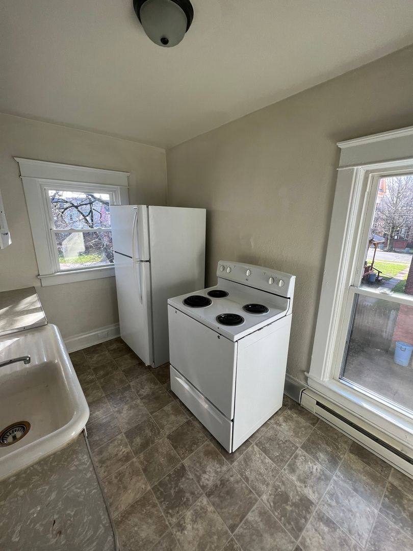 Apartment for rent at 721 Poplar, Erie, PA 16502