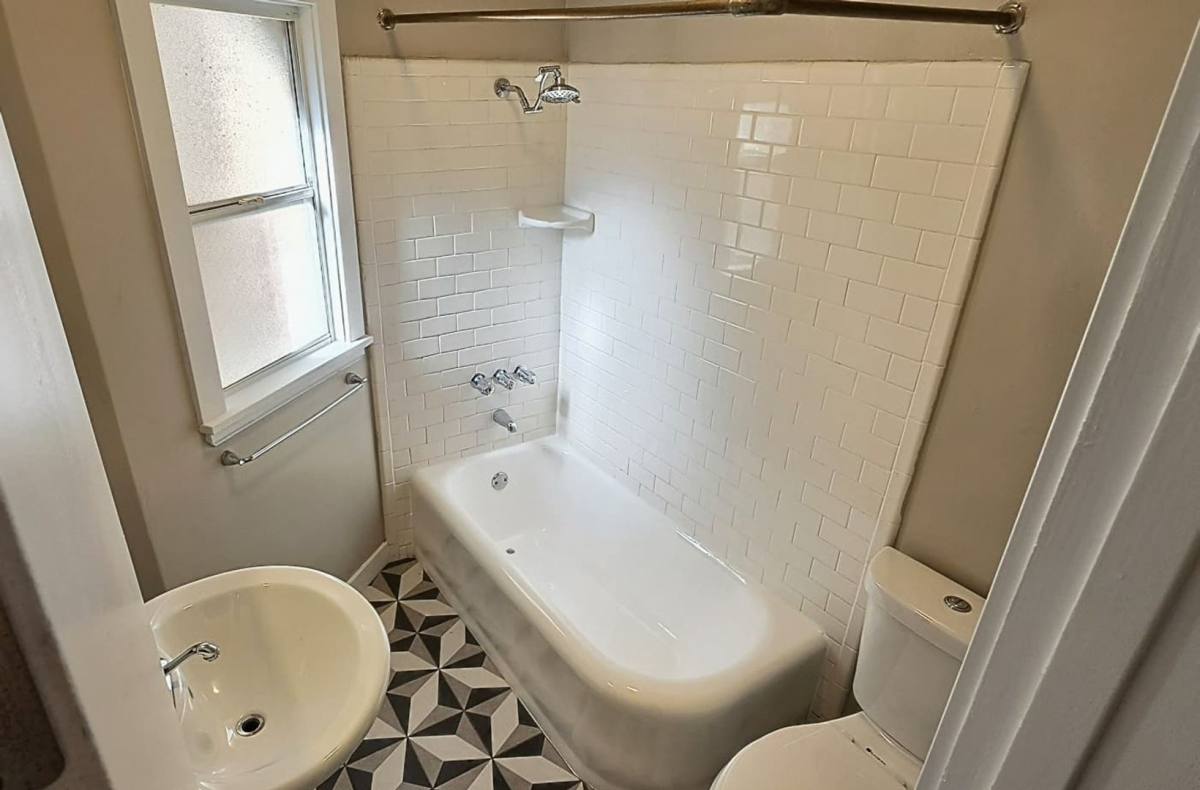 Apartment for rent at 407 S Kenmore Ave, Los Angeles, CA 90020