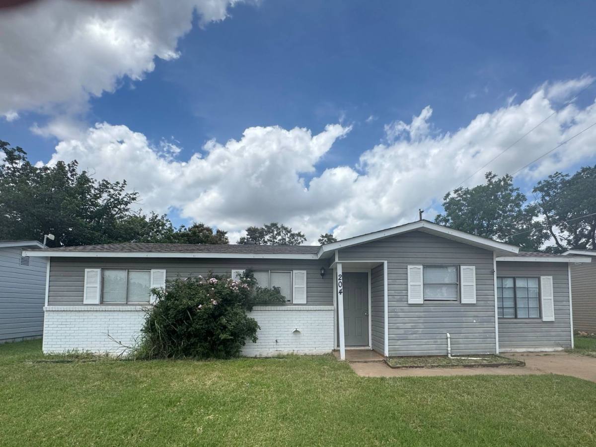 House for rent at 204 W Garden Dr, Iowa Park, TX 76367