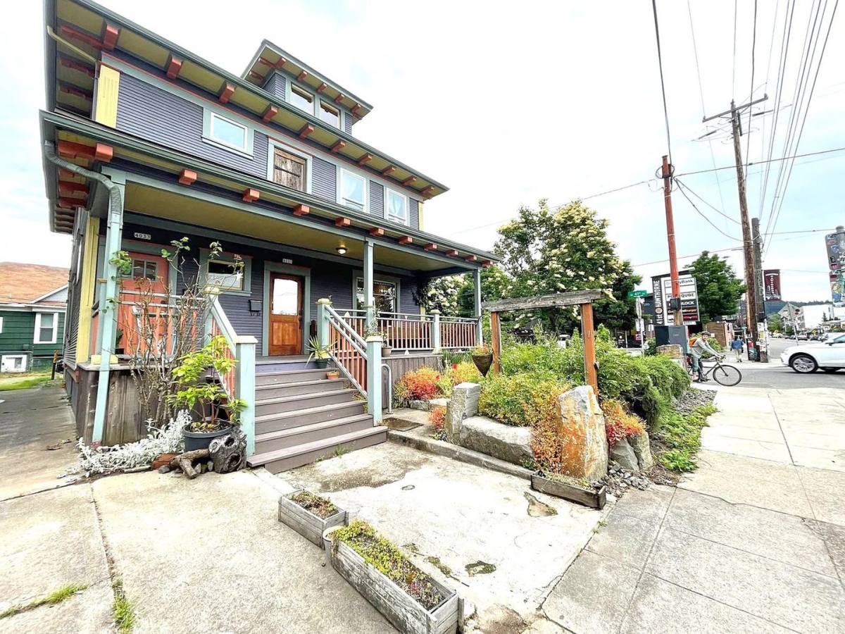 Apartment for rent at 4033 SE Hawthorne Blvd, Portland, OR 97214