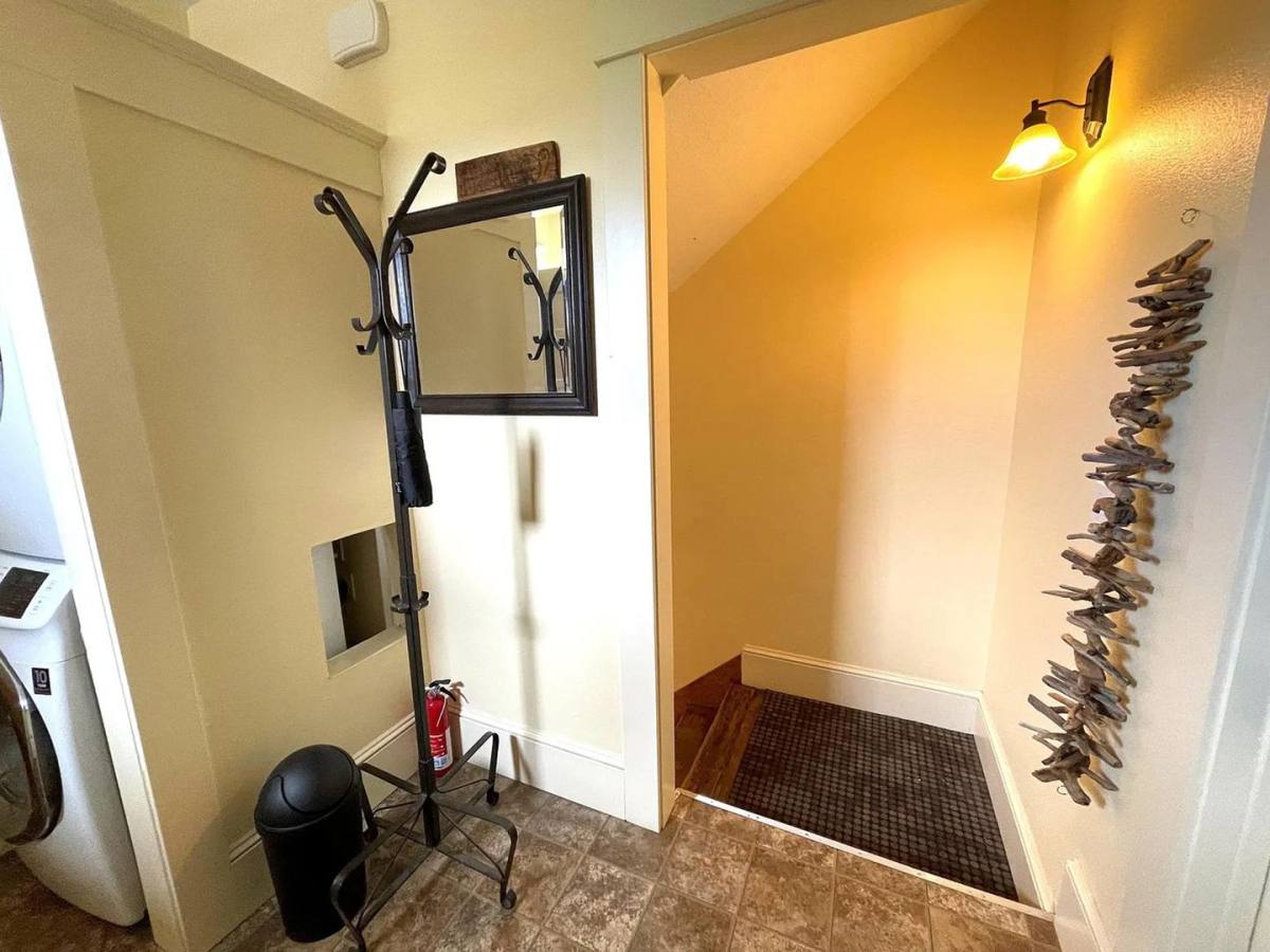 Apartment for rent at 4033 SE Hawthorne Blvd, Portland, OR 97214