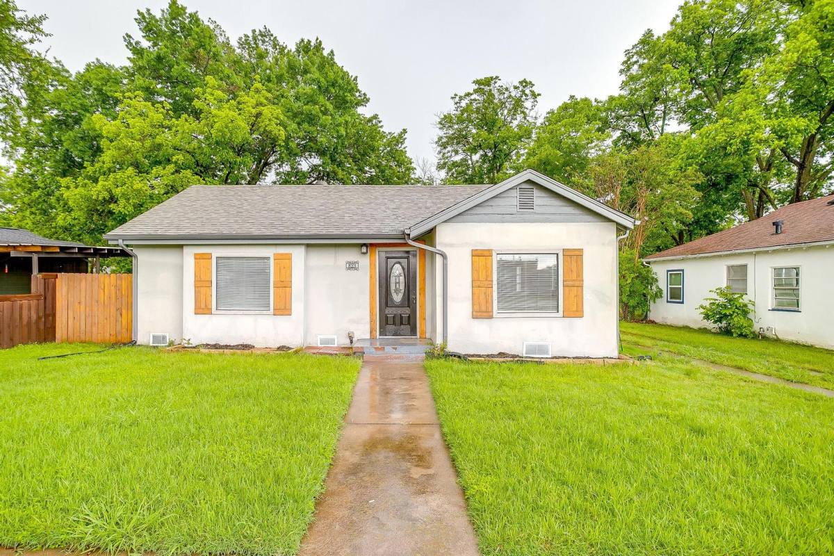 House for rent at 823 College St, Cleburne, TX 76033
