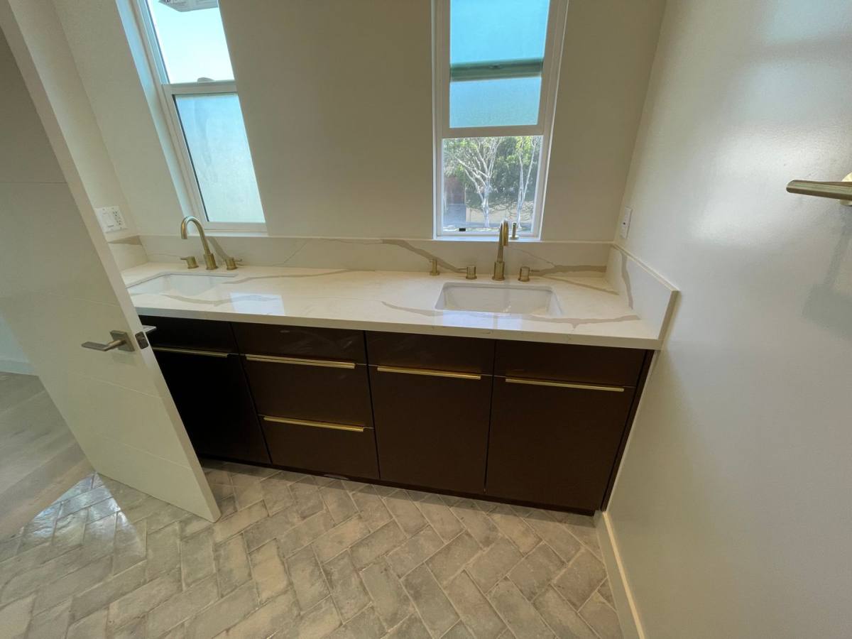 Apartment for rent at 266 S Mansfield Ave, Los Angeles, CA 90036