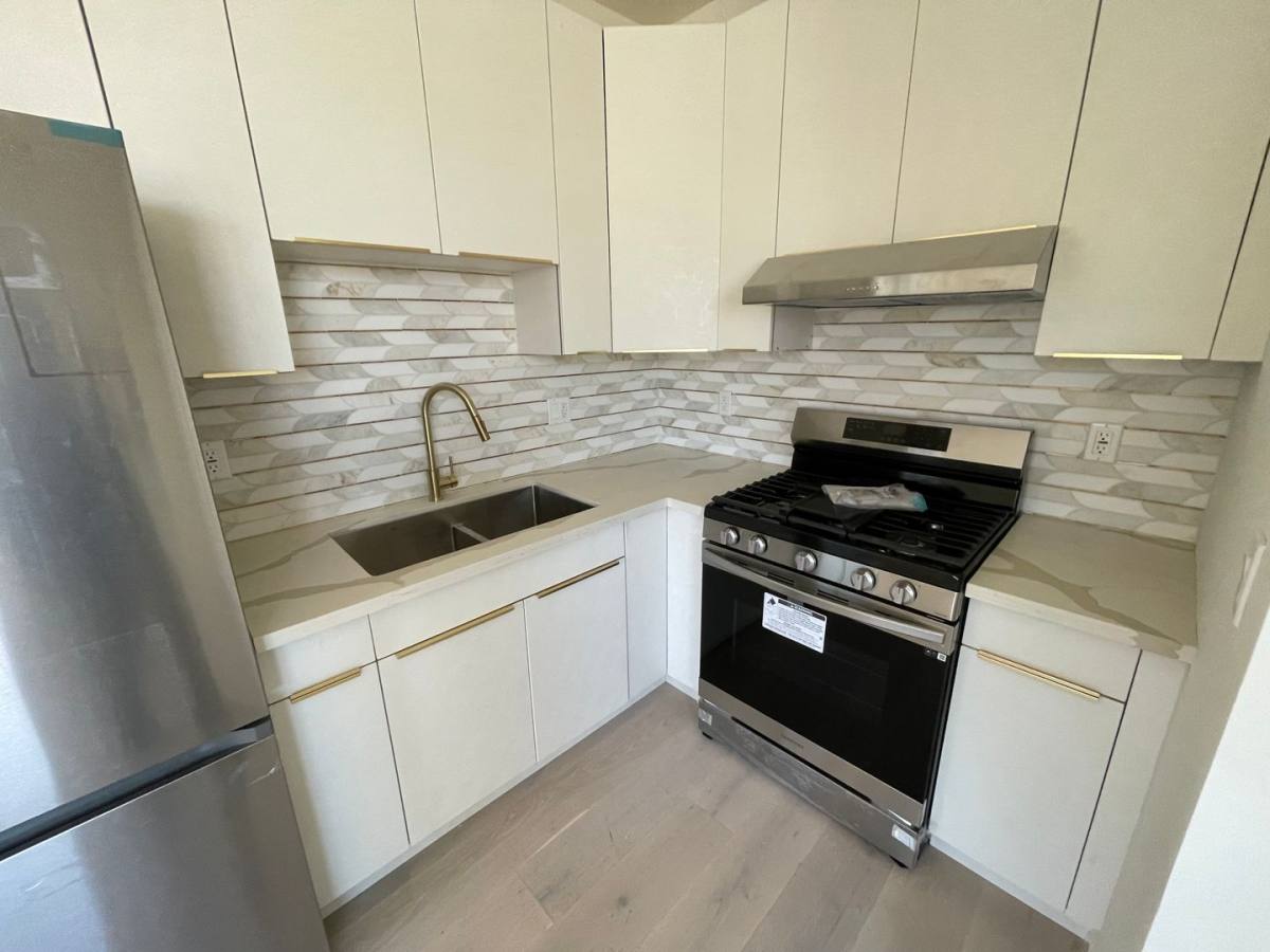 Apartment for rent at 266 S Mansfield Ave, Los Angeles, CA 90036