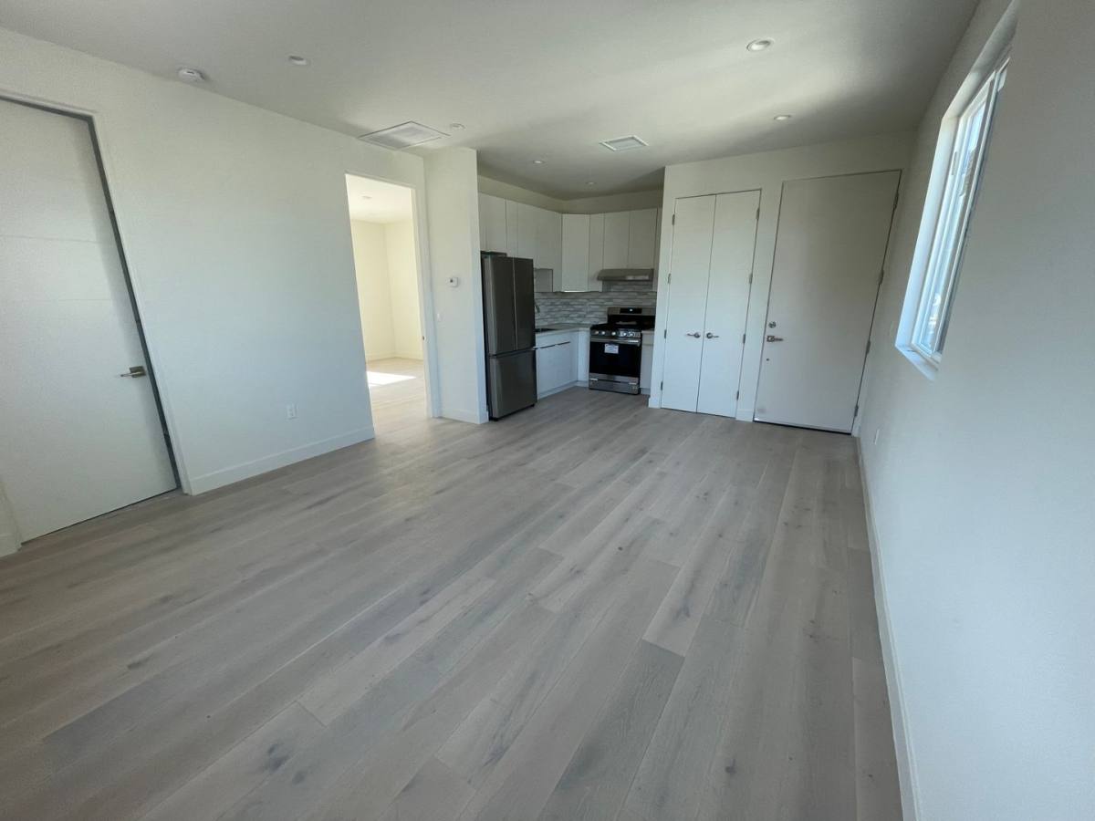 Apartment for rent at 266 S Mansfield Ave, Los Angeles, CA 90036