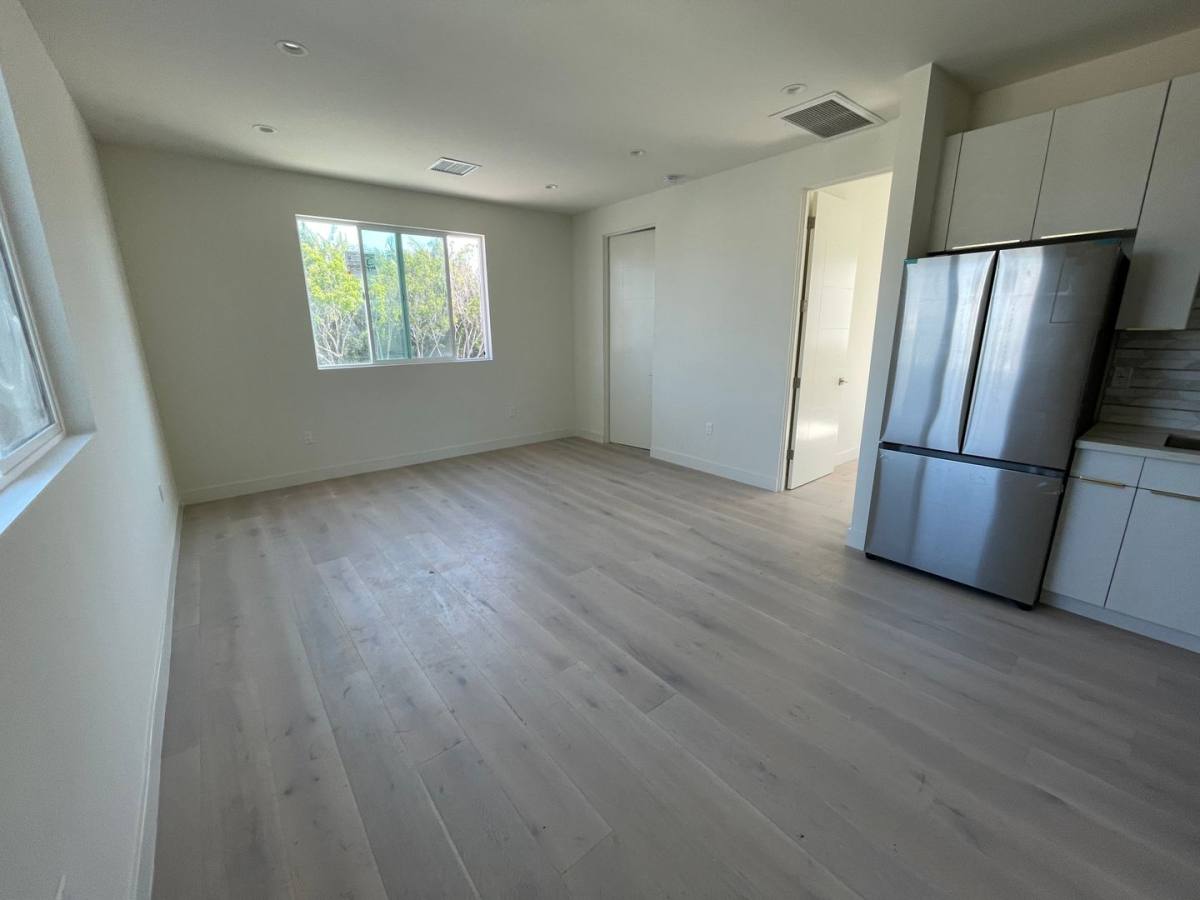 Apartment for rent at 266 S Mansfield Ave, Los Angeles, CA 90036