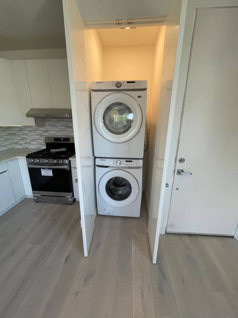 Apartment for rent at 266 S Mansfield Ave, Los Angeles, CA 90036