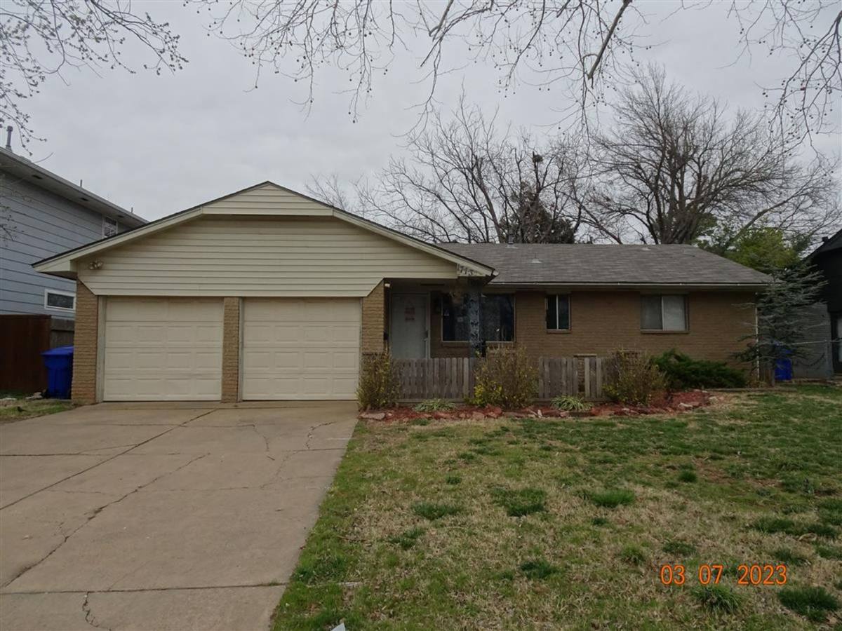 House for rent at 1713 Iowa St, Norman, OK 73069