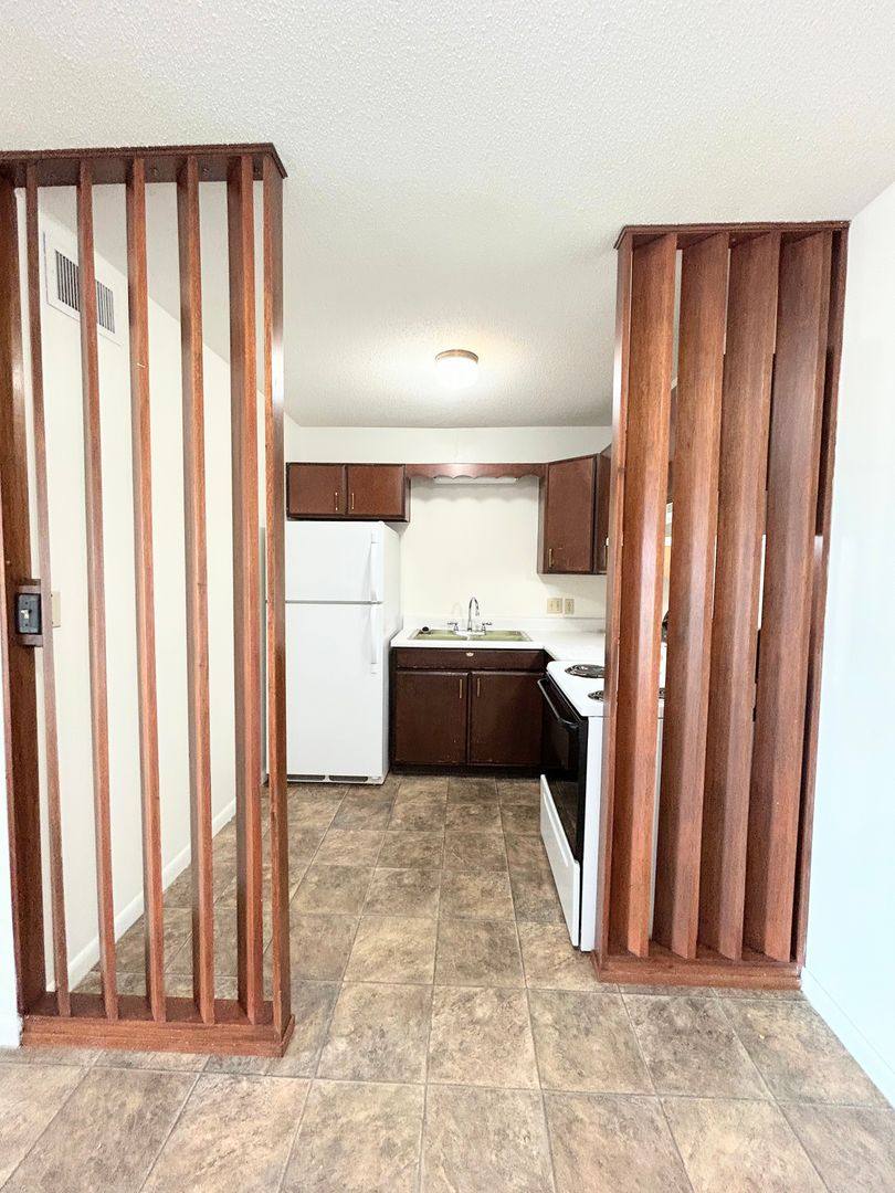 Apartment for rent at 103 E 7th Ave, South Hutchinson, KS 67505