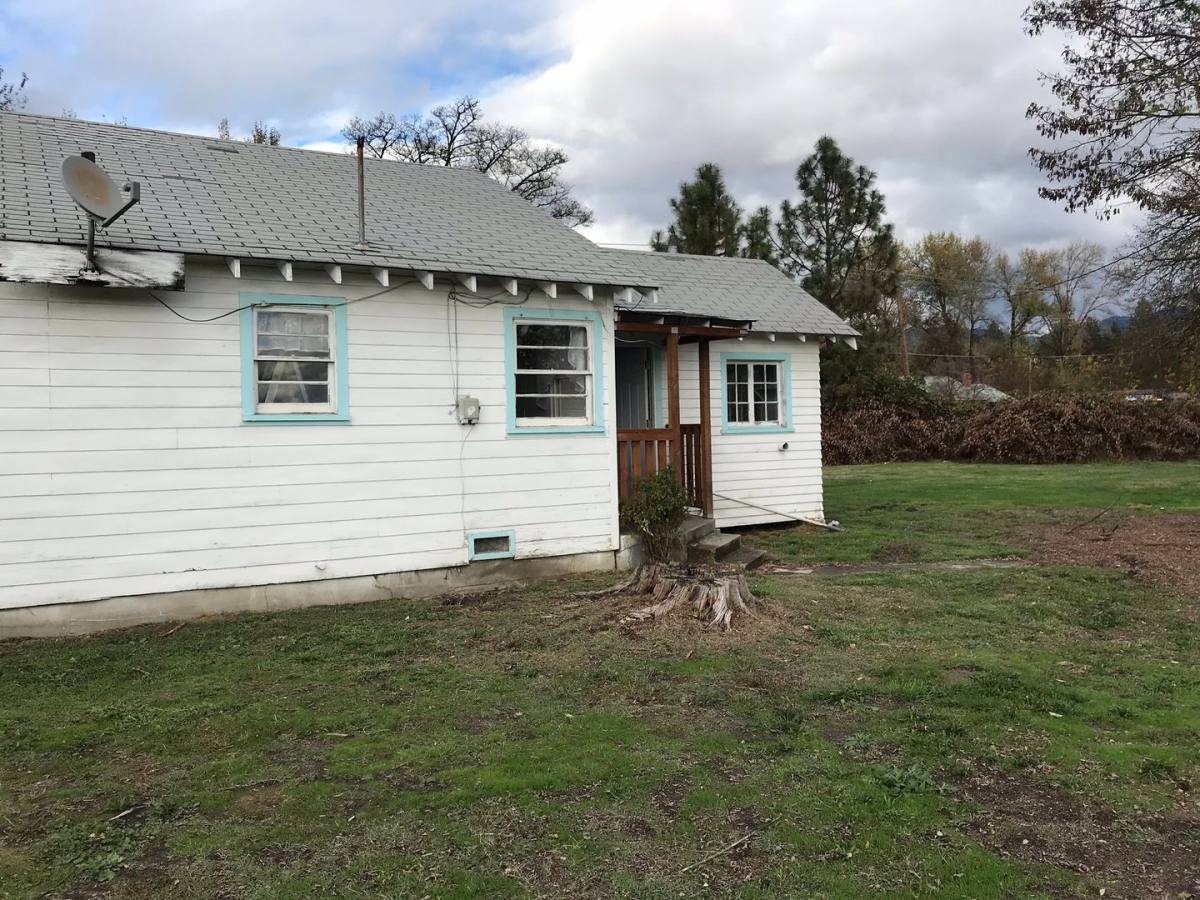 House for rent at 2133 Upper River Rd, Grants Pass, OR 97526