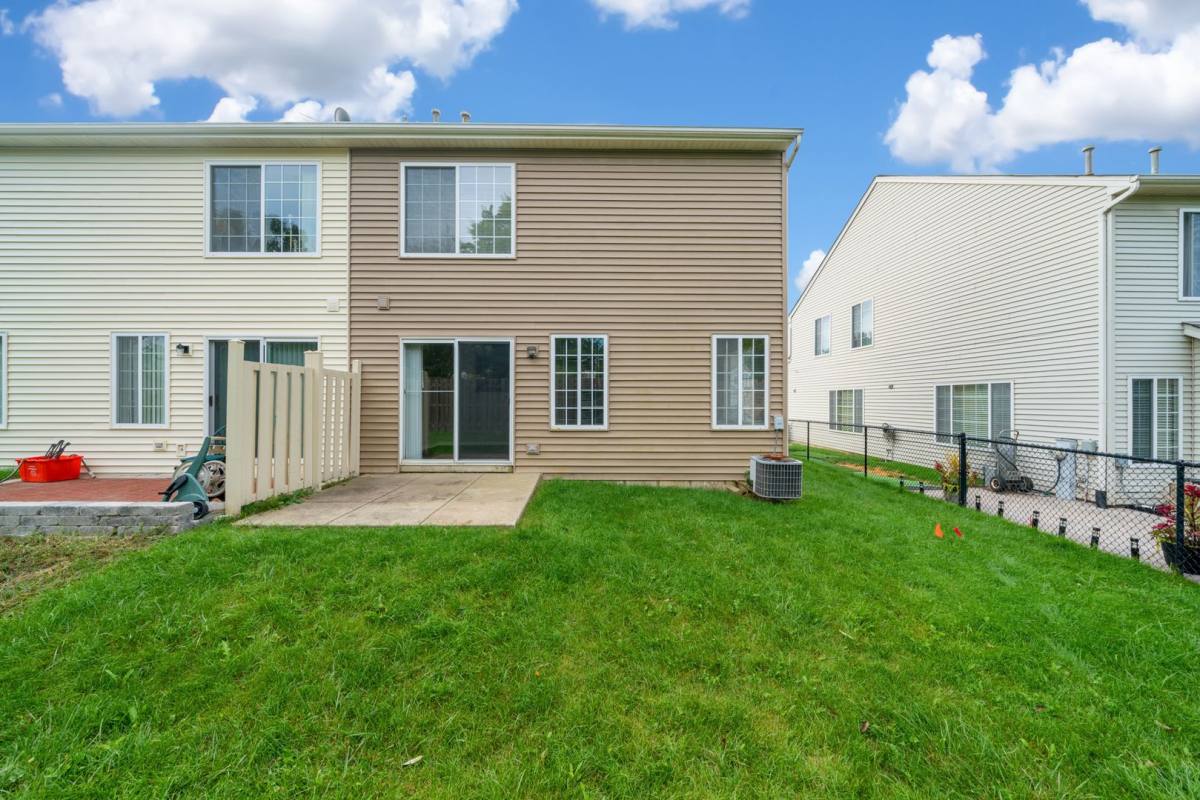 Townhouse for rent at 3173 Impressions Dr, Lake In the Hills, IL 60156