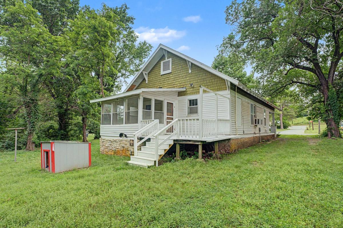 House for rent at 810 King Ave, Pineville, MO 64856