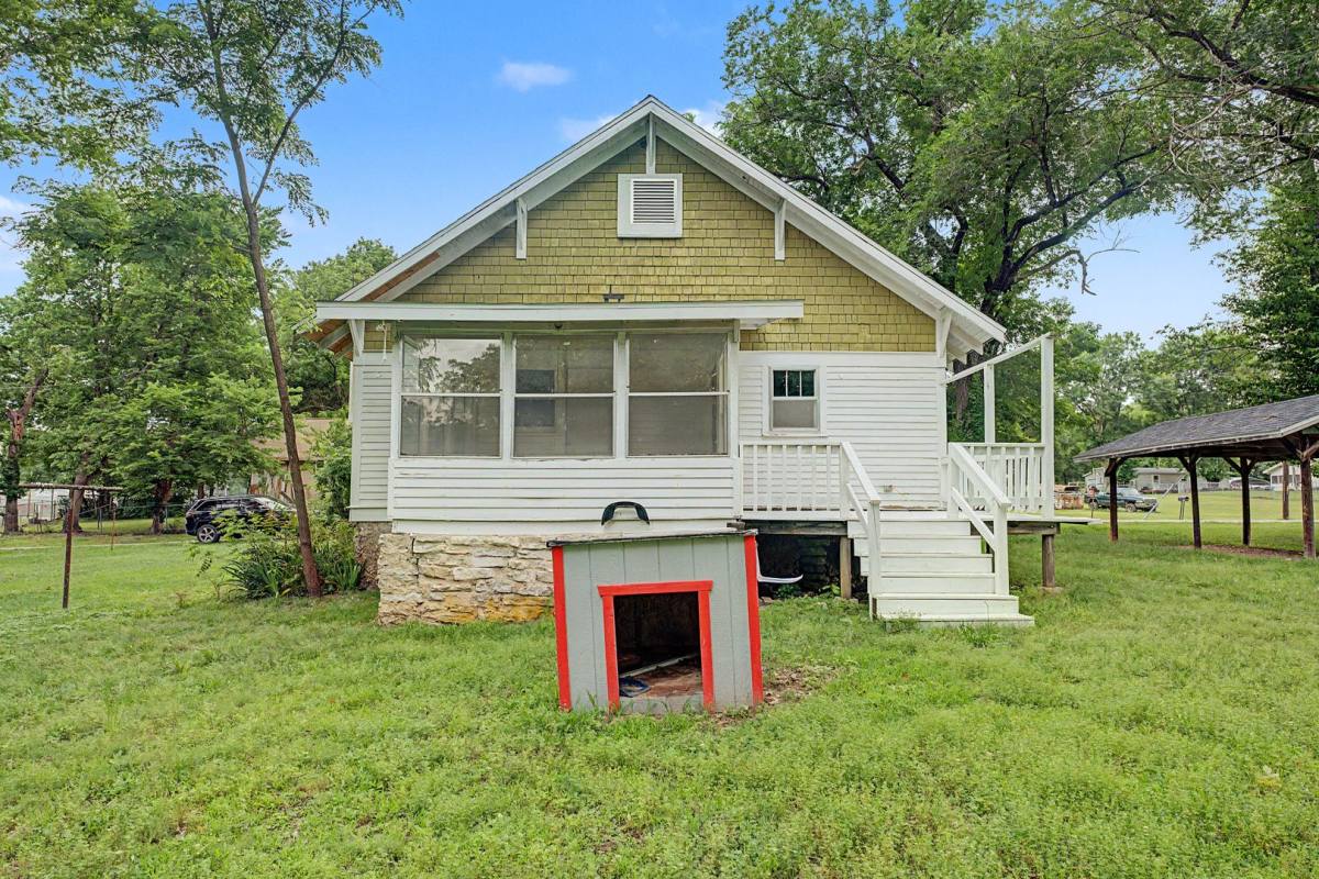 House for rent at 810 King Ave, Pineville, MO 64856