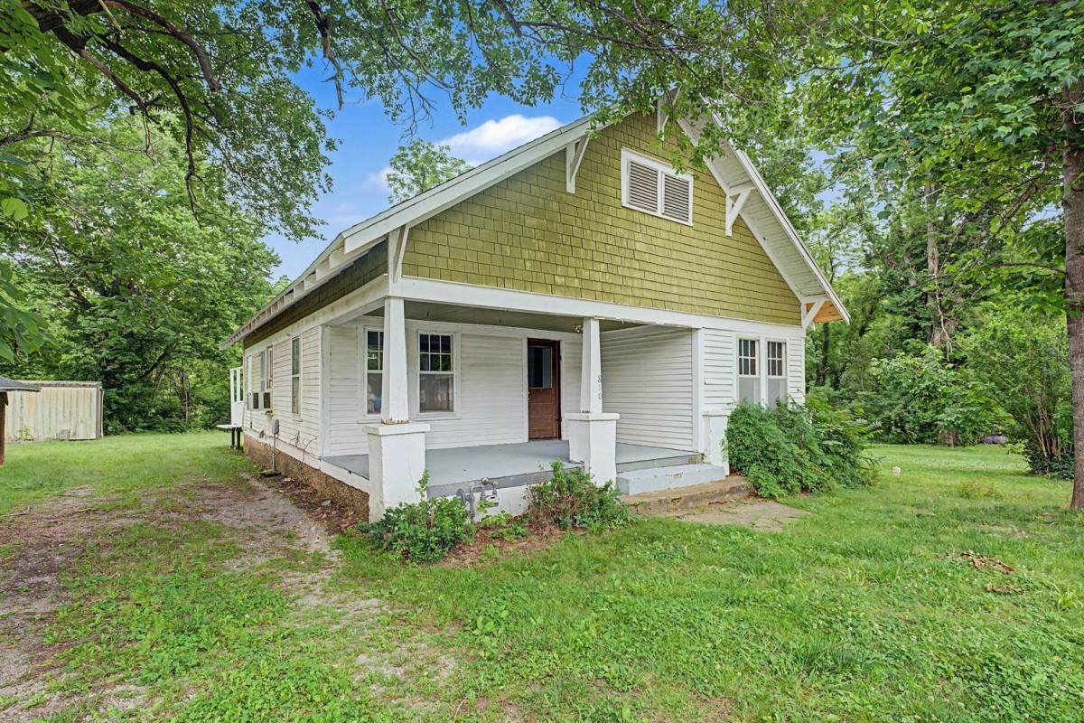 House for rent at 810 King Ave, Pineville, MO 64856