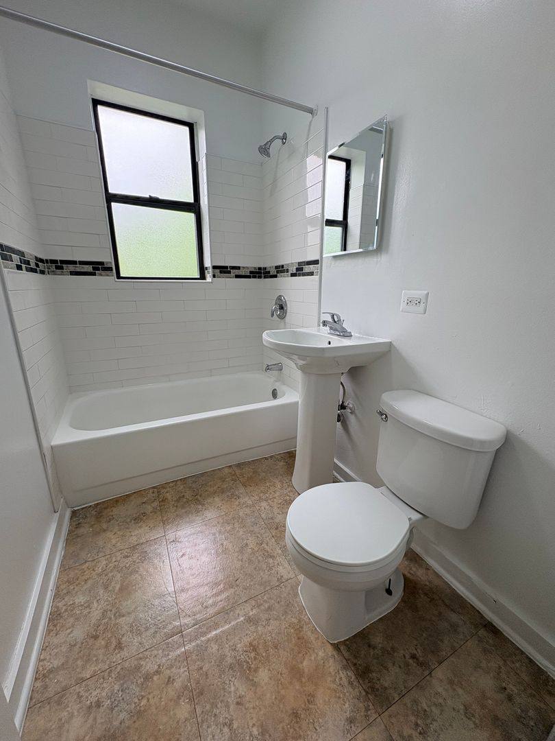 Apartment for rent at 4945 W Monroe St, Chicago, IL 60644