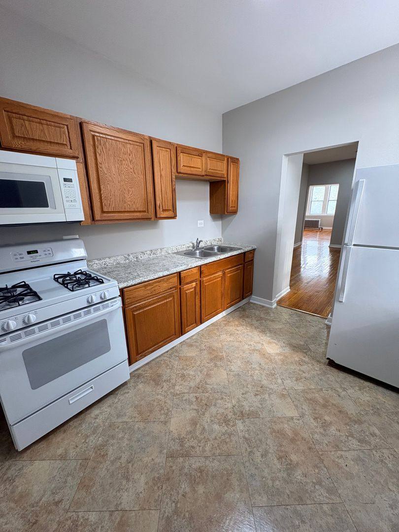 Apartment for rent at 4945 W Monroe St, Chicago, IL 60644