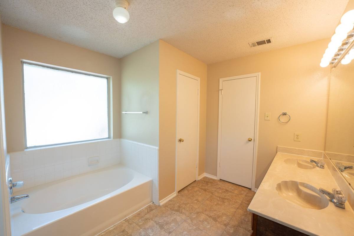 House for rent at 831 Ash Grove Lane, Desoto, TX 75115