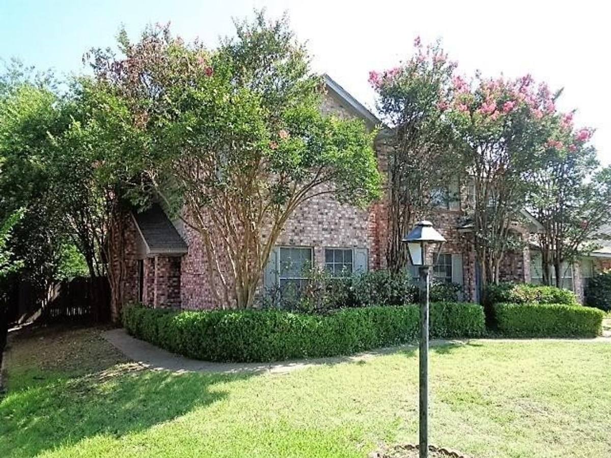 House for rent at 831 Ash Grove Lane, Desoto, TX 75115