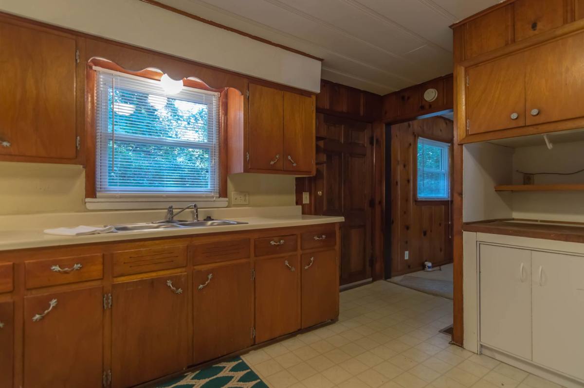 House for rent at 944 W Linwood St, Springfield, MO 65807
