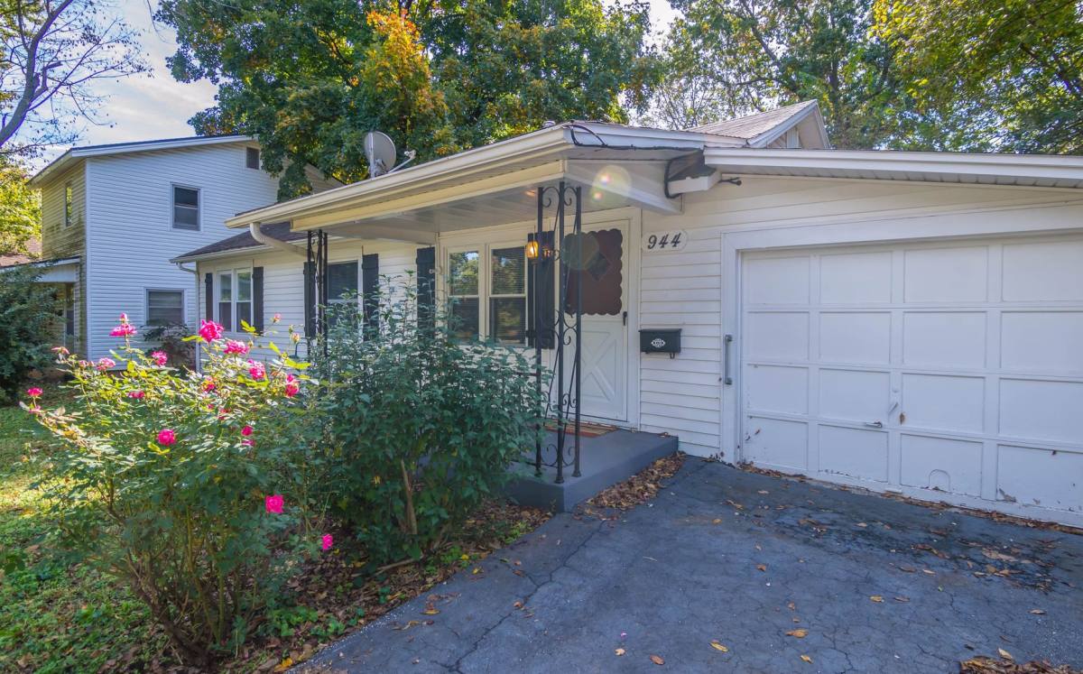House for rent at 944 W Linwood St, Springfield, MO 65807