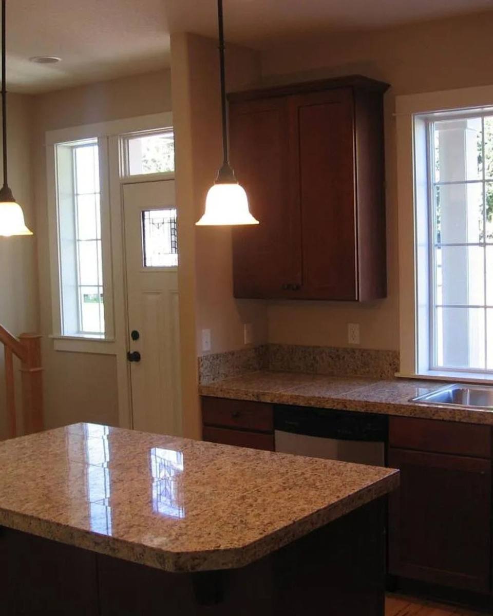 Townhouse for rent at 846 NE 3rd St, Portland, OR 97216