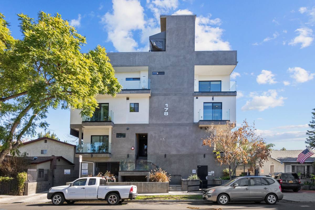 Townhouse for rent at 178 N Alexandria Ave, Los Angeles, CA 90004
