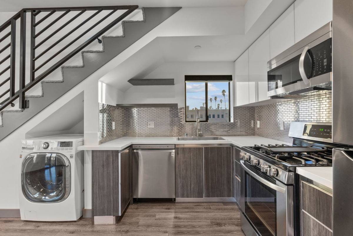 Townhouse for rent at 178 N Alexandria Ave, Los Angeles, CA 90004