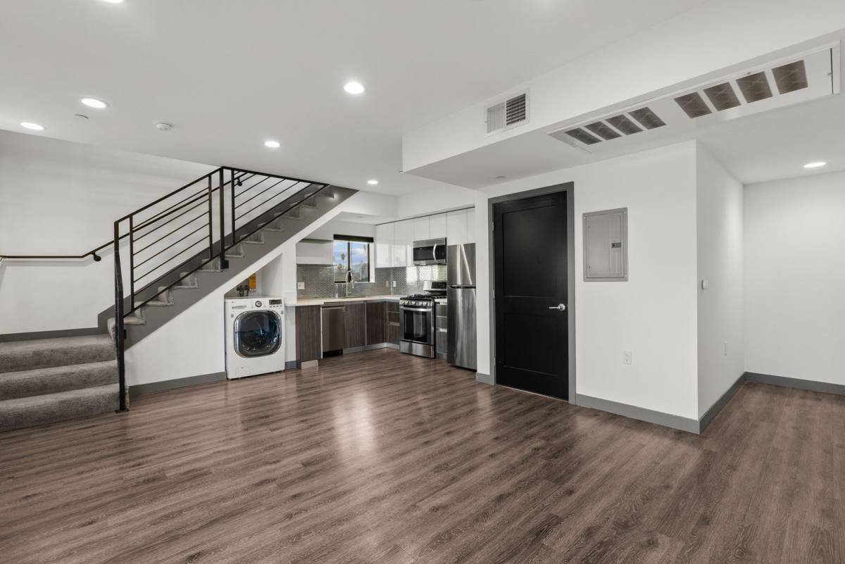 Townhouse for rent at 178 N Alexandria Ave, Los Angeles, CA 90004