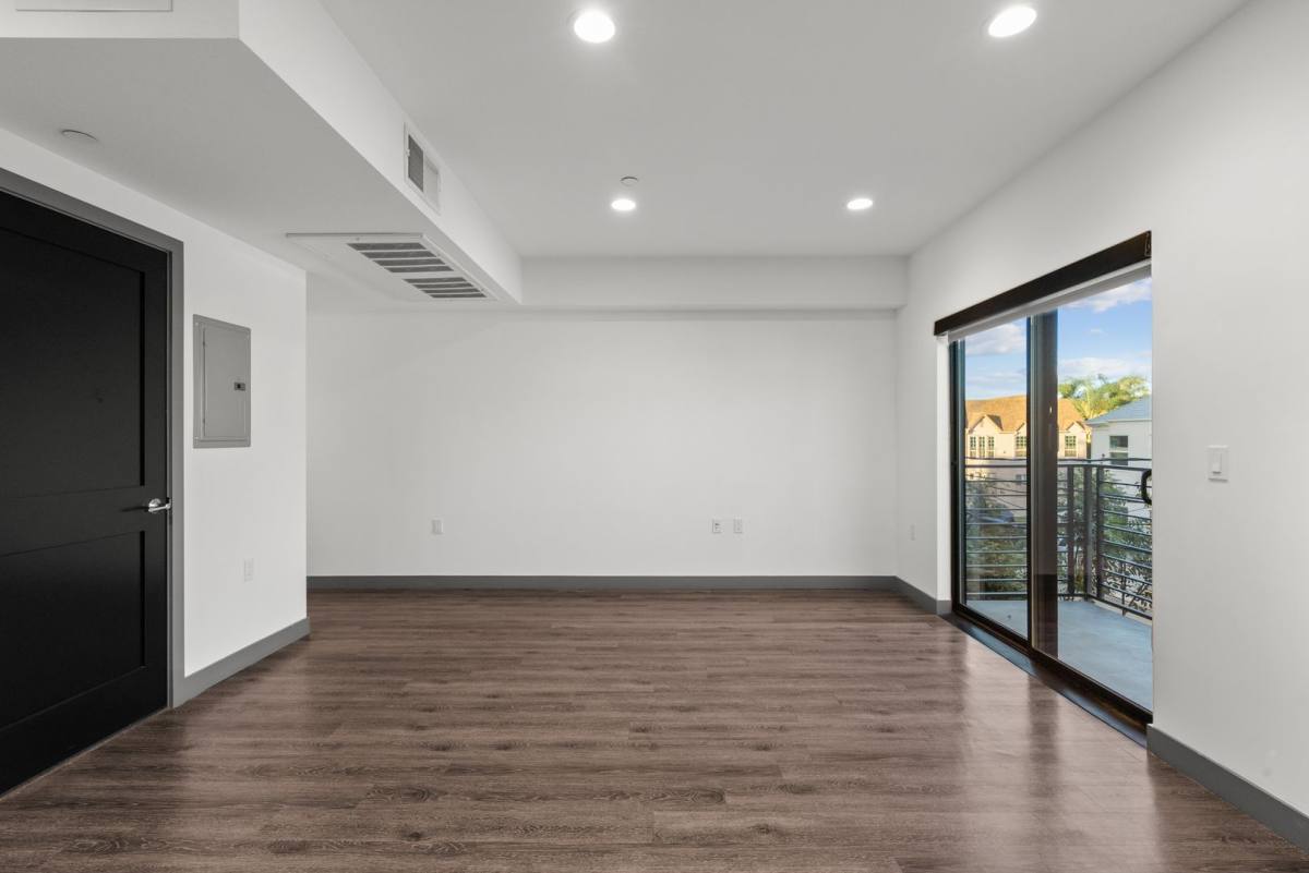 Townhouse for rent at 178 N Alexandria Ave, Los Angeles, CA 90004