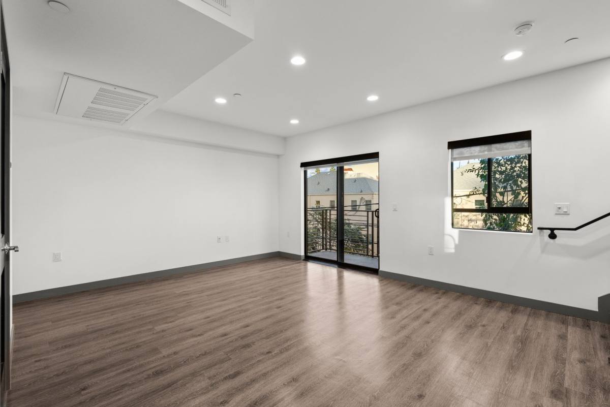 Townhouse for rent at 178 N Alexandria Ave, Los Angeles, CA 90004