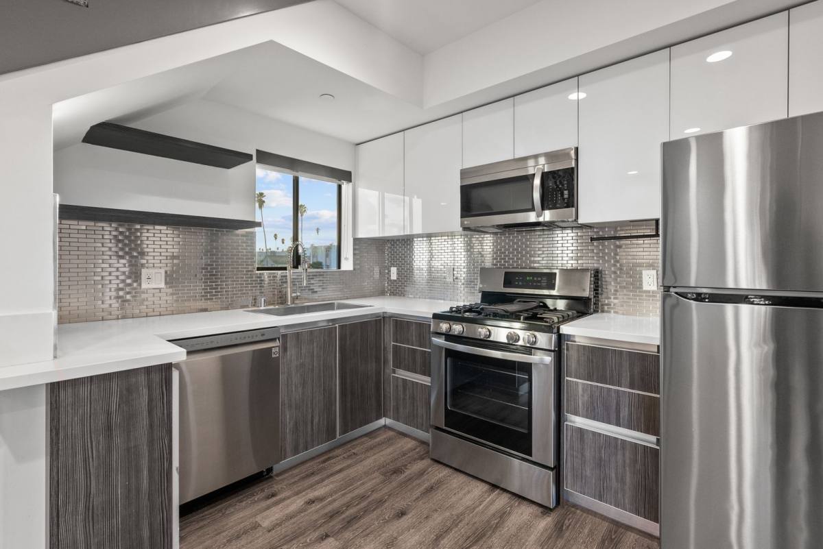 Townhouse for rent at 178 N Alexandria Ave, Los Angeles, CA 90004