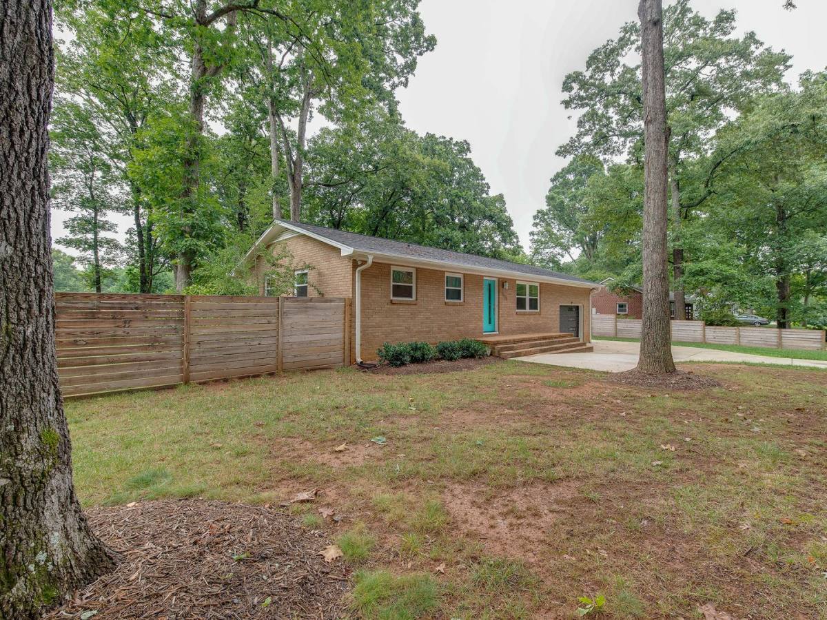 House for rent at 5646 Oak Dr, Charlotte, NC 28216