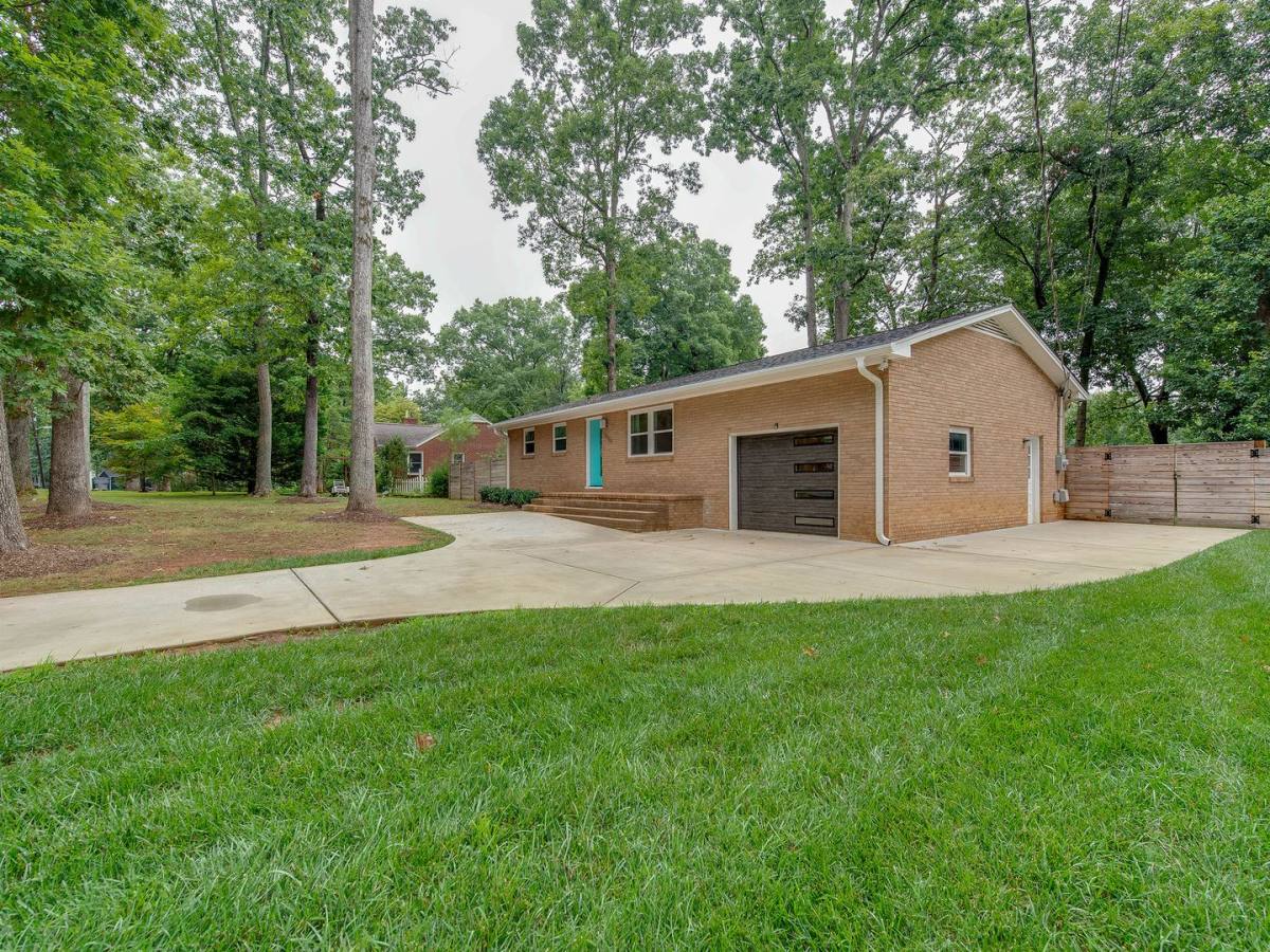House for rent at 5646 Oak Dr, Charlotte, NC 28216