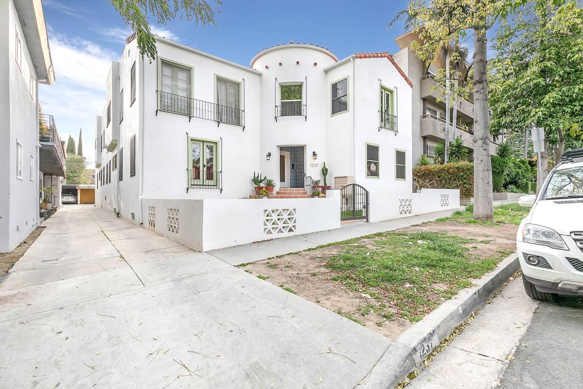 Apartment for rent at 1237 N Orange Grove Ave, Los Angeles, CA 90046