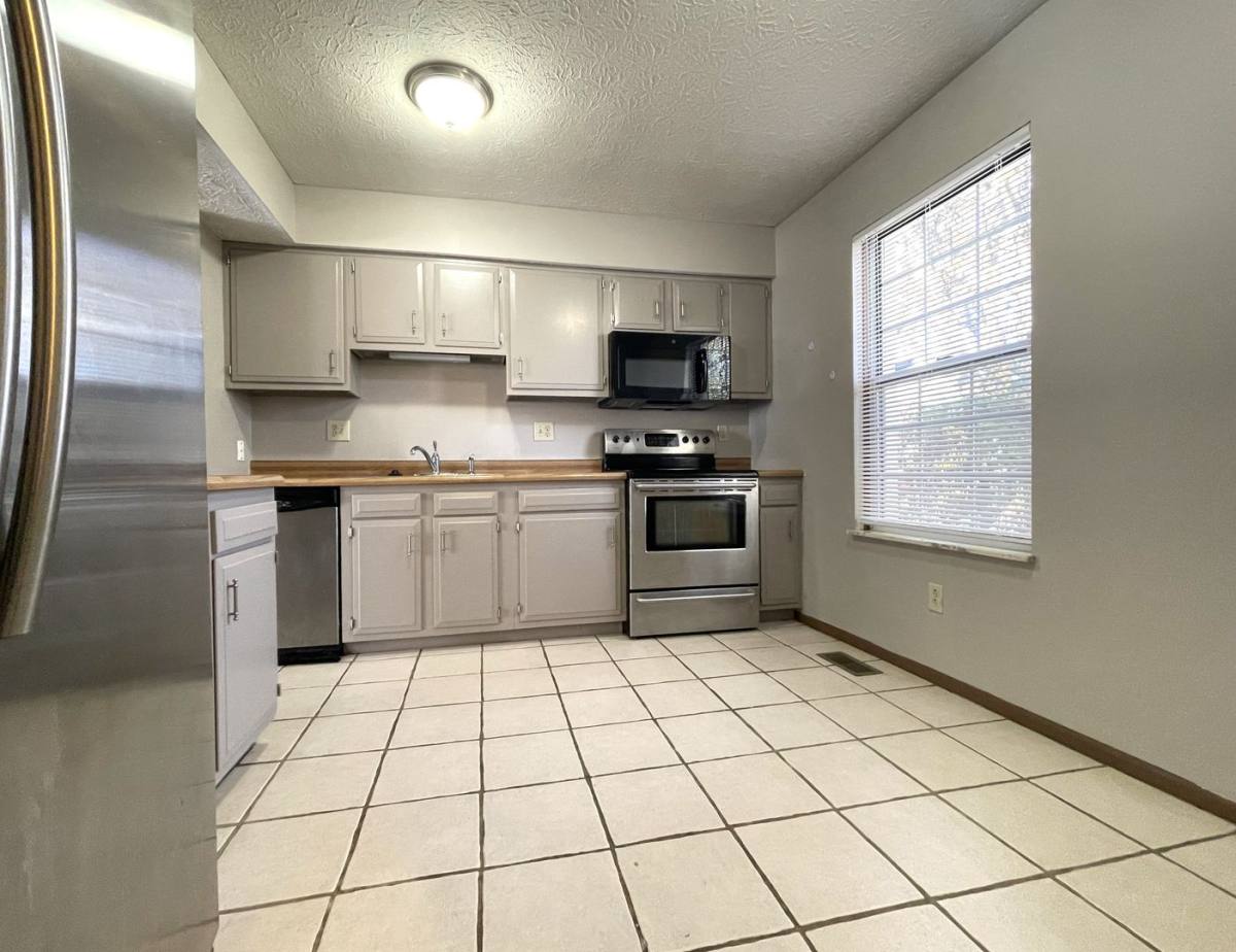 Townhouse for rent at 2413 Edmonton Rd, Columbus, OH 43229