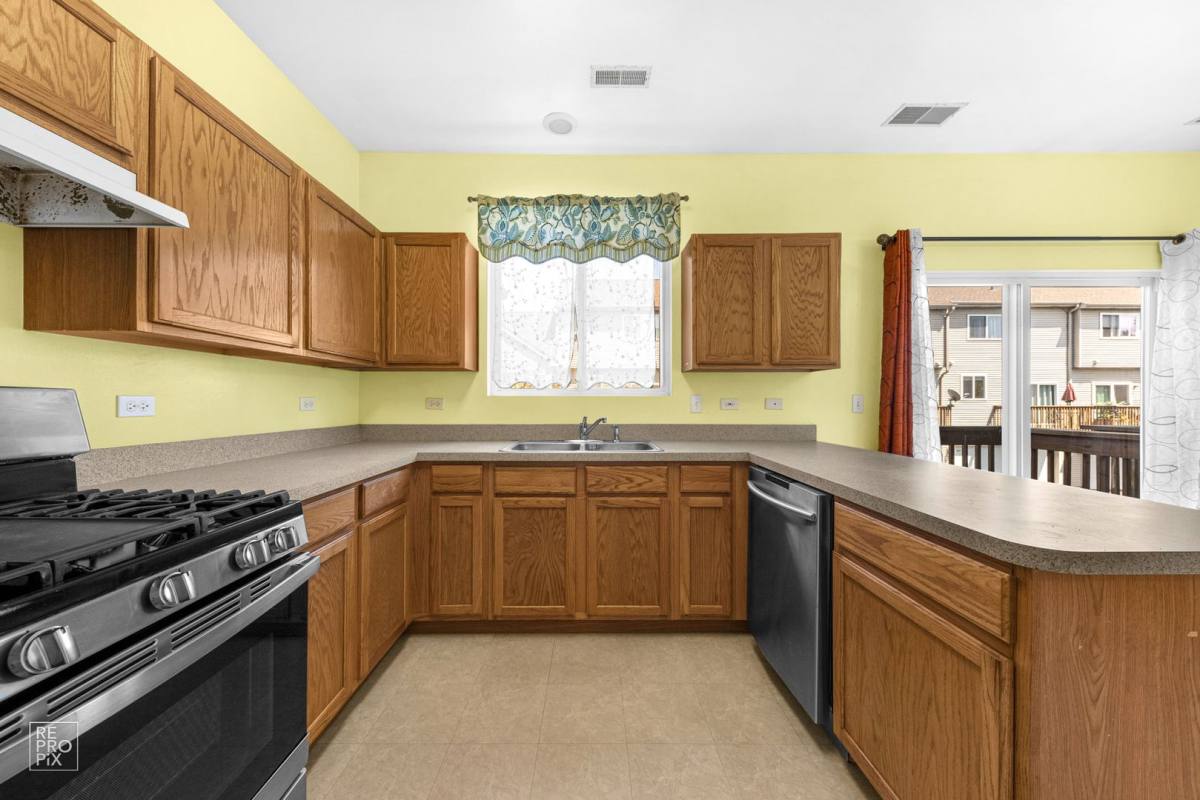 Townhouse for rent at 959 Ellsworth Dr, Grayslake, IL 60030