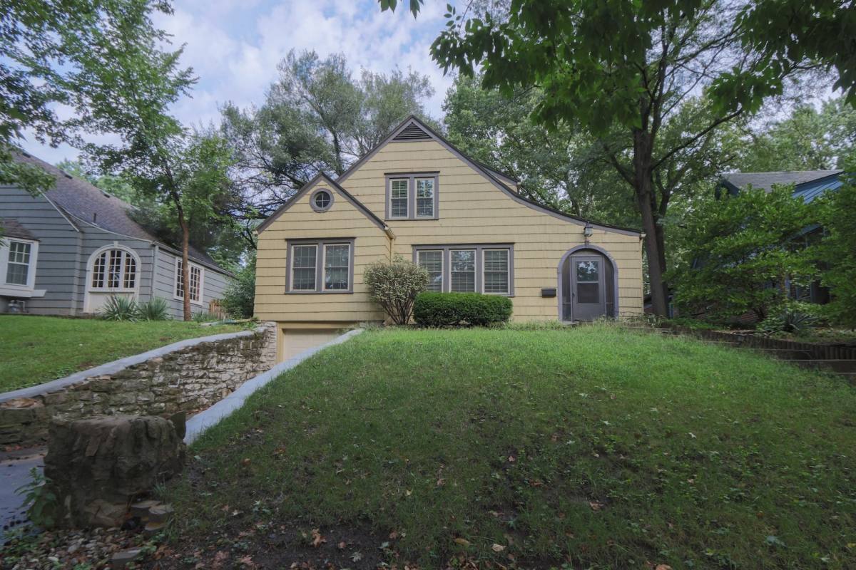 House for rent at 224 E Winthrope Rd, Kansas City, MO 64113