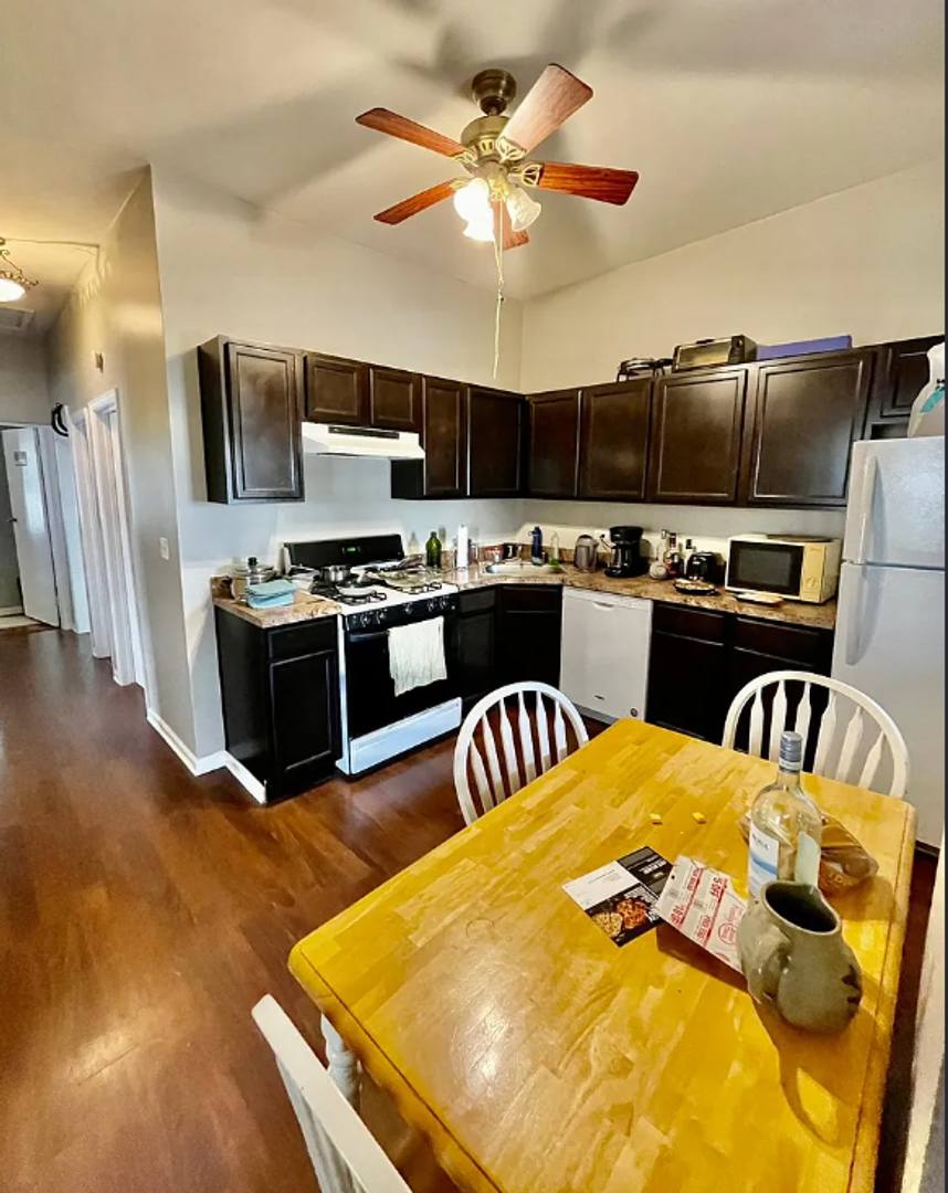 Apartment for rent at 3848 W Roscoe St, Chicago, IL 60618