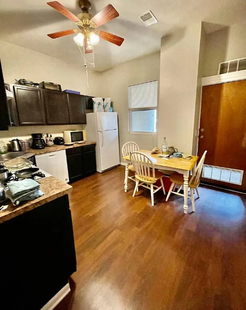 Apartment for rent at 3848 W Roscoe St, Chicago, IL 60618