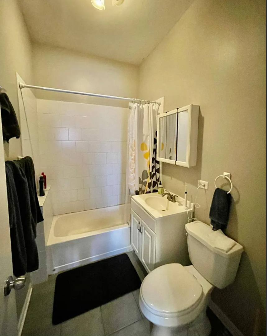 Apartment for rent at 3848 W Roscoe St, Chicago, IL 60618