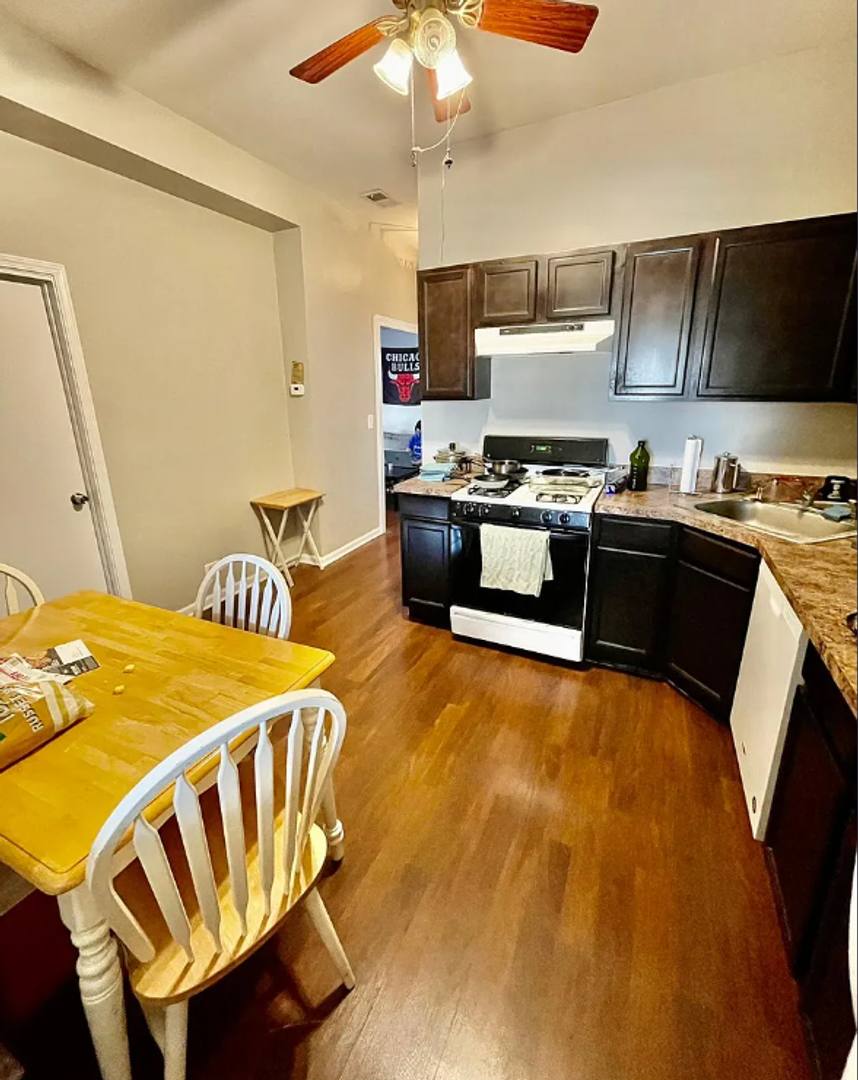 Apartment for rent at 3848 W Roscoe St, Chicago, IL 60618