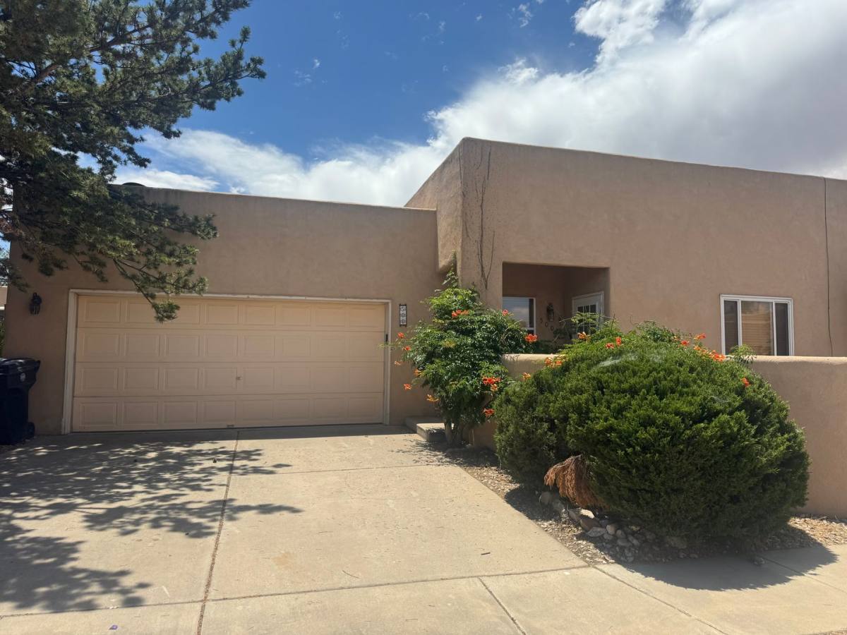 Townhouse for rent at 500 Phoenix Ave NW, Albuquerque, NM 87107